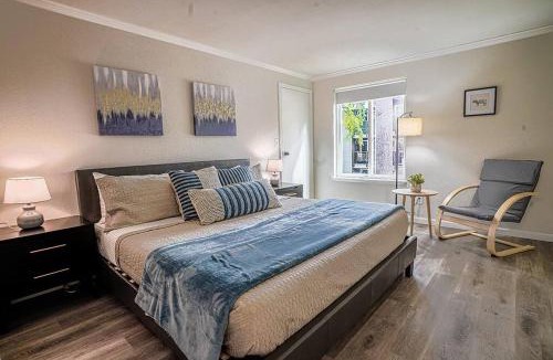 Bridle Trails House | Condo with king bed, walk to Microsoft & park