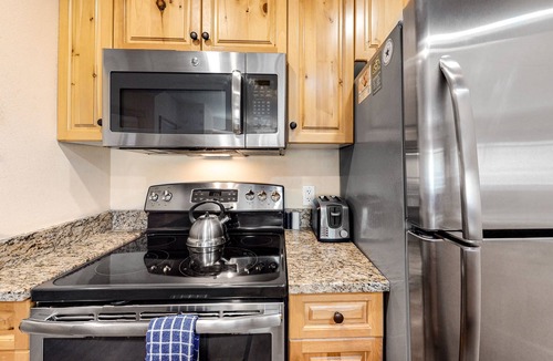 Copper Mountain Village Condo | Condo with ski view, hot tub, tennis, & fitness room - walk to lifts
