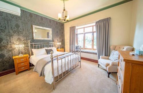 Maslin Beach Villa | Condor Estate Spacious with Vineyard & Fireplace