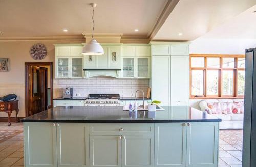 Maslin Beach Villa | Condor Estate Spacious with Vineyard & Fireplace