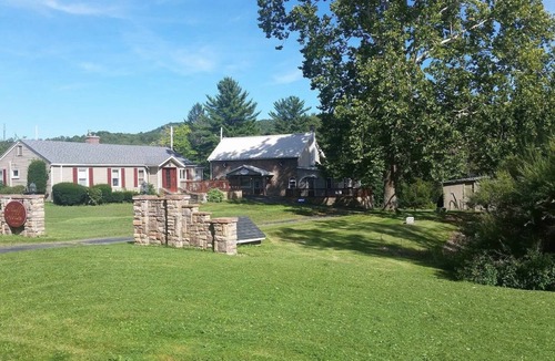 Russell Bed & Breakfast | Conewango Room at Carousel Bed and Breakfast