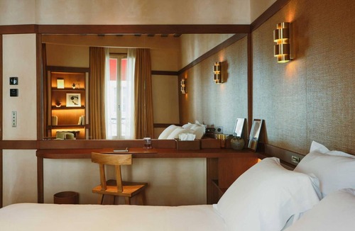 Les Halles Hotel | Confidential Room 3, a stone's throw from the Louvre