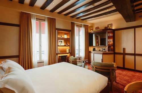 Les Halles Hotel | Confidential Room 4, a stone's throw from the Louvre