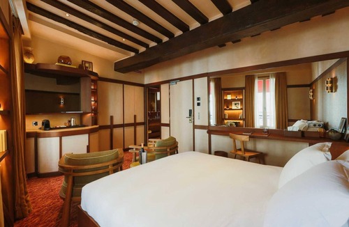 Les Halles Hotel | Confidential Room 4, a stone's throw from the Louvre