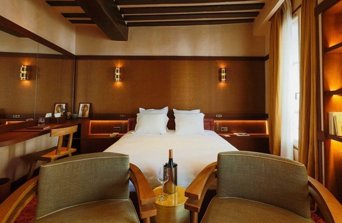 Les Halles Hotel | Confidential Room 4, a stone's throw from the Louvre