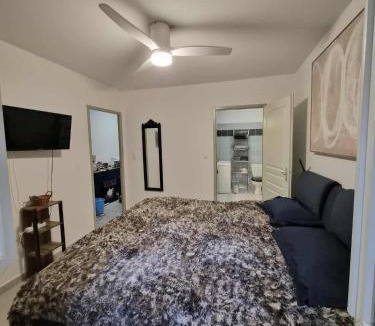 Roches Grises Apartment | Confortable appartement rez de jardin- terrasse - parking