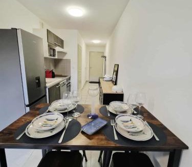 Roches Grises Apartment | Confortable appartement rez de jardin- terrasse - parking