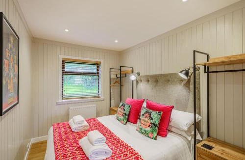 Newton Stewart Ski Chalet | Conifer Lodge 25 with Hot Tub