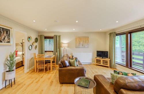 Newton Stewart Ski Chalet | Conifer Lodge 25 with Hot Tub