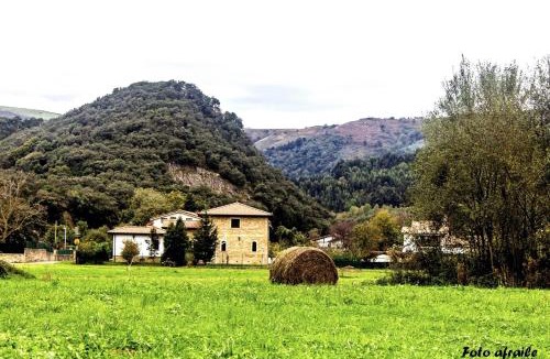 Rasines Hostel | Conjunto Rural la Tejedora. Albergue y estudios familiares.