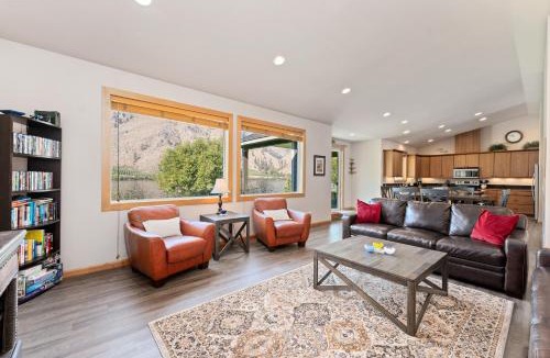 Orondo House | Connect with the Columbia