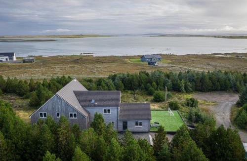 Isle of North Uist House | Constant & True Seasmhach agus Dileas