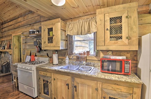 Bernhards Bay Cabin | Constantia Cabin Escape > 2 Mi to Lake Oneida