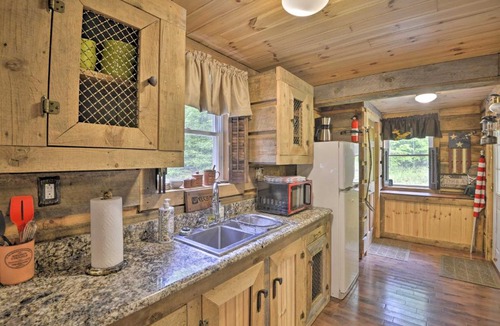 Bernhards Bay House | Constantia Cabin Escape > 2 Mi to Lake Oneida