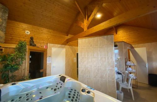 La Riviere-Saint-Sauveur Hotel | Contact hôtel - Hôtel Les Bleuets & SPA