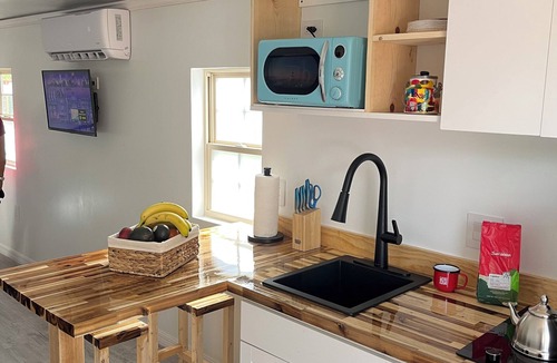 Fountain Apartment | Container Glamping With Nature Views/Jacuzzi/WIFI/FirePit