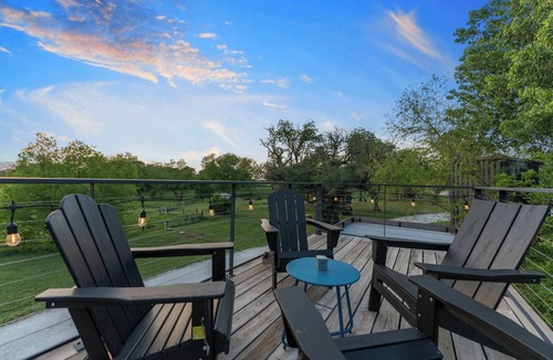 Waco House | Container home with rooftop views and pickleball