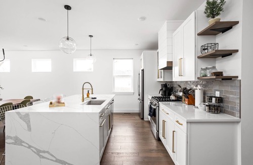 Fountain Square House | Container Pool | Wood Firepit | Chefs Kitchen | Hot Tub | EV Charging | BBQ