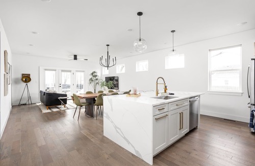 Fountain Square House | Container Pool | Wood Firepit | Chefs Kitchen | Hot Tub | EV Charging | BBQ