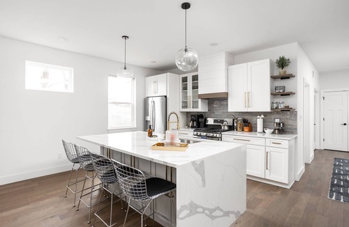 Fountain Square House | Container Pool | Wood Firepit | Chefs Kitchen | Hot Tub | EV Charging | BBQ