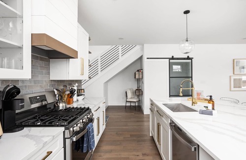 Fountain Square House | Container Pool | Wood Firepit | Chefs Kitchen | Hot Tub | EV Charging | BBQ