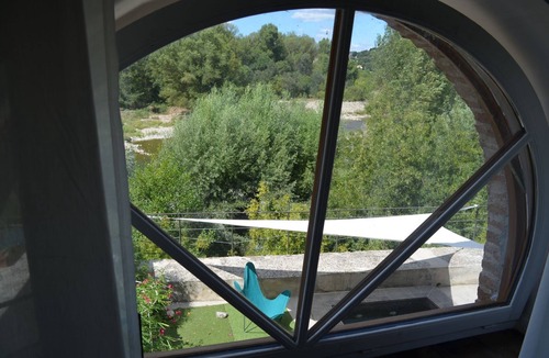 Saint-Bauzille-de-Putois Condo | Contemporary loft in spinning at the edge of the water