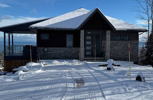Saint-Joseph-de-la-Rive Ski Chalet | Contemporary house for an escapade with friends or family