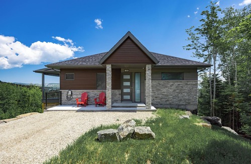 Saint-Joseph-de-la-Rive Ski Chalet | Contemporary house for an escapade with friends or family