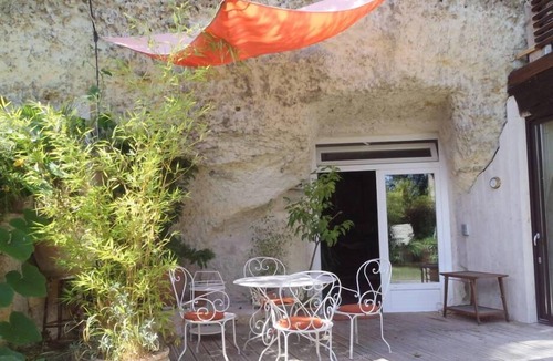 Saint-Etienne-de-Chigny House | contemporary cave house