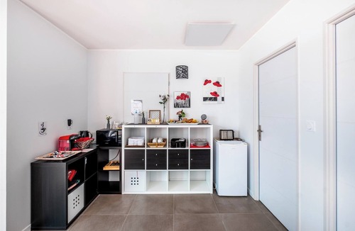 Saint-Medard-d'Eyrans Villa | Contemporary villa with pool near Bordeaux