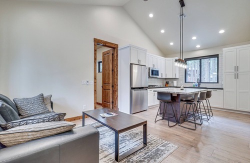 Pinetop Cottage | Contemporary & Cozy! Pinetop Country Club Casita