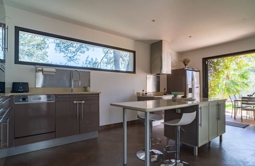 Saint-Gely-du-Fesc House | Contemporary Villa with Infinity Pool near Montpellier