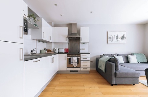 Bristol Floating Harbour Apartment | Contemporary 1BD Flat - Bristol City Centre!