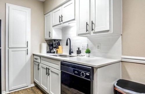 Brentwood Apartment | Contemporary 1BR 1Bat Pool Access