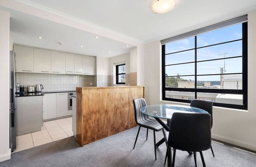 Darling Point Apartment | Contemporary 2 BR APT with Harbour Views & Parking