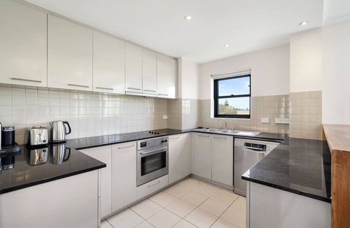 Darling Point Apartment | Contemporary 2 BR APT with Harbour Views & Parking