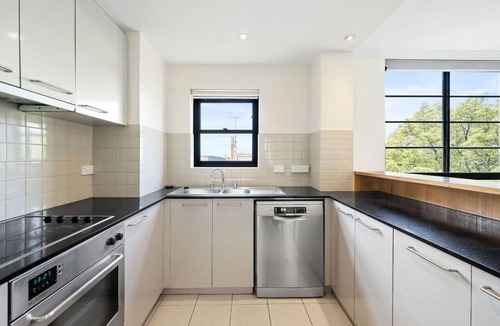 Darling Point Apartment | Contemporary 2 BR APT with Harbour Views & Parking