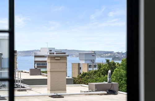 Darling Point Apartment | Contemporary 2 BR APT with Harbour Views & Parking