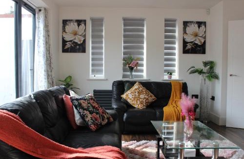 West Thurrock House | Contemporary 2 bed house with Parking