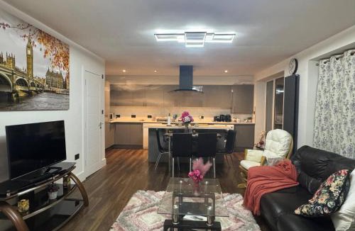 West Thurrock House | Contemporary 2 bed house with Parking