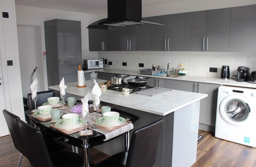West Thurrock House | Contemporary 2 bed house with Parking