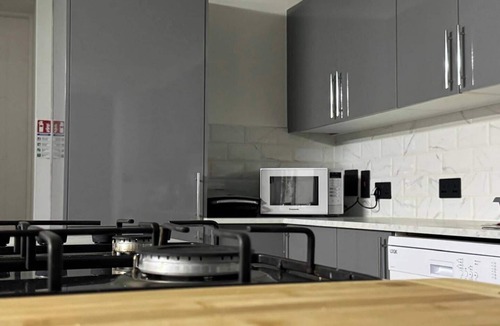 West Thurrock House | Contemporary 2 bed house with Parking