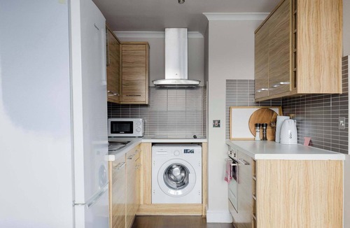 Surrey Docks Apartment | Contemporary 2BDR Flat with Waterside Views