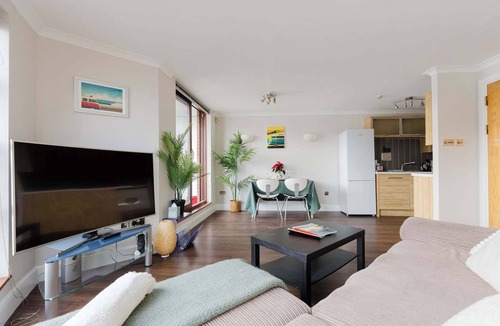 Surrey Docks Apartment | Contemporary 2BDR Flat with Waterside Views
