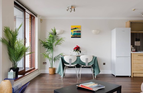 Surrey Docks Apartment | Contemporary 2BDR Flat with Waterside Views