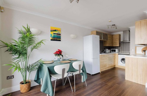 Surrey Docks Apartment | Contemporary 2BDR Flat with Waterside Views