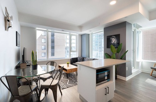 Centretown West Apartment | Contemporary 2BR in Little Italy with Gym