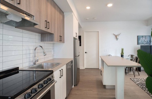 Centretown West Apartment | Contemporary 2BR in Little Italy with Gym