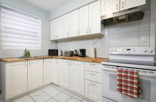 Cote-Des-Neiges—Notre-Dame-De-Grace Apartment | Contemporary 2BR – Stylish Comfort on MTL West