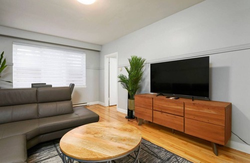 Cote-Des-Neiges—Notre-Dame-De-Grace Apartment | Contemporary 2BR – Stylish Comfort on MTL West